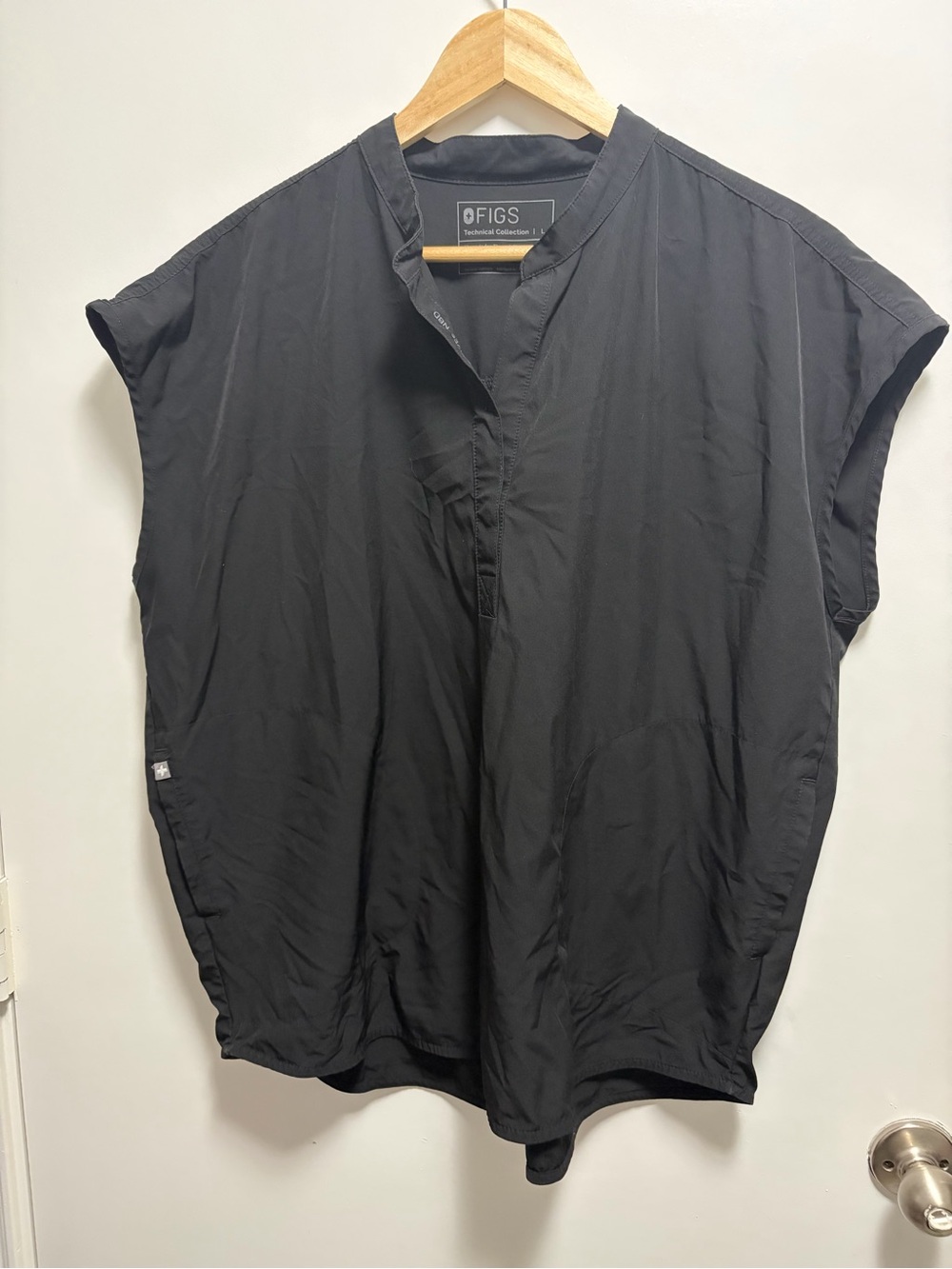 FIGS Rafaela Oversized Scrub Top in Black Women’s Size Large